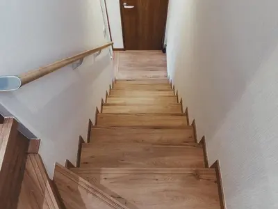 a stairway with wooden floors and a white wall at KUMOMA Entire Apartment Skytree \u8cb8\u5207 \u6574\u5957\u51fa\u79df Max4 People \u6700\u59274\u4eba 8min to sta \u8f66\u7ad9\u6b65\u884c8\u5206\u949f 36m2 in Tokyo