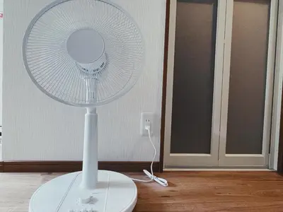 a white fan sitting on top of a wooden floor at KUMOMA Entire Apartment Skytree \u8cb8\u5207 \u6574\u5957\u51fa\u79df Max4 People \u6700\u59274\u4eba 8min to sta \u8f66\u7ad9\u6b65\u884c8\u5206\u949f 36m2 in Tokyo