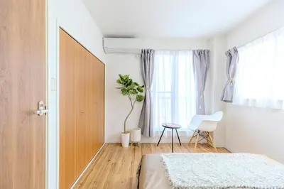 a bedroom with a bed and a window at 駒込駅徒歩7分/旧古河庭園至近(100m)の4LDKマンション「92m2」 in Tokyo