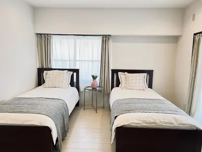 two beds in a room with a window at shinjuku Jun7F-SJ0095 in Tokyo