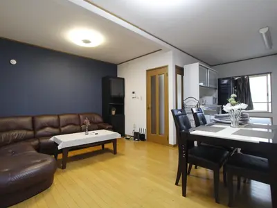 a living room with a couch and a table at NEW_OPEN\u65b0\u5bbf\u30a8\u30ea\u30a2\u30fb\u5bb6\u65cf\u3084\u30b0\u30eb\u30fc\u30d7\u6700\u9069\u30fb\u5e0c\u5c11\u72ec\u7acbTOWNHOUSE\u3000 in Tokyo