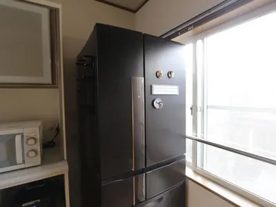 a stainless steel refrigerator in a kitchen next to a window at NEW_OPEN\u65b0\u5bbf\u30a8\u30ea\u30a2\u30fb\u5bb6\u65cf\u3084\u30b0\u30eb\u30fc\u30d7\u6700\u9069\u30fb\u5e0c\u5c11\u72ec\u7acbTOWNHOUSE\u3000 in Tokyo