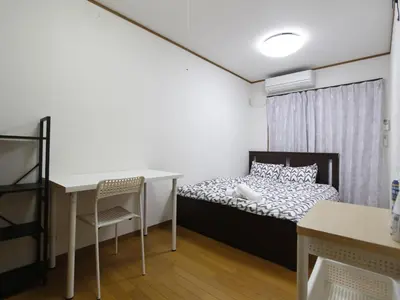 a small bedroom with a bed and a desk at NEW_OPEN\u65b0\u5bbf\u30a8\u30ea\u30a2\u30fb\u5bb6\u65cf\u3084\u30b0\u30eb\u30fc\u30d7\u6700\u9069\u30fb\u5e0c\u5c11\u72ec\u7acbTOWNHOUSE\u3000 in Tokyo