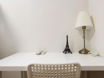 a white desk with a lamp and a chair at NEW_OPEN\u65b0\u5bbf\u30a8\u30ea\u30a2\u30fb\u5bb6\u65cf\u3084\u30b0\u30eb\u30fc\u30d7\u6700\u9069\u30fb\u5e0c\u5c11\u72ec\u7acbTOWNHOUSE\u3000 in Tokyo