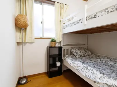 a bedroom with bunk beds and a window at NEW_OPEN\u65b0\u5bbf\u30a8\u30ea\u30a2\u30fb\u5bb6\u65cf\u3084\u30b0\u30eb\u30fc\u30d7\u6700\u9069\u30fb\u5e0c\u5c11\u72ec\u7acbTOWNHOUSE\u3000 in Tokyo