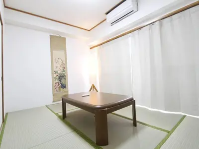 a coffee table in a room with a window at \u7834\u68c4\u30ea\u30b9\u30c6\u30a3\u30f3\u30b0 in Tokyo