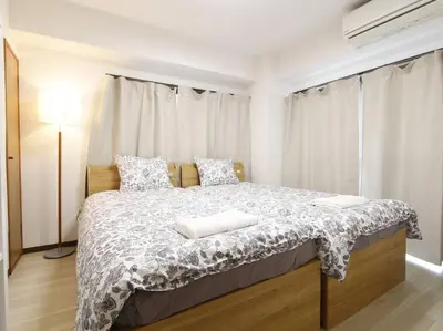 a white bedroom with a large bed in a room at \u7834\u68c4\u30ea\u30b9\u30c6\u30a3\u30f3\u30b0 in Tokyo