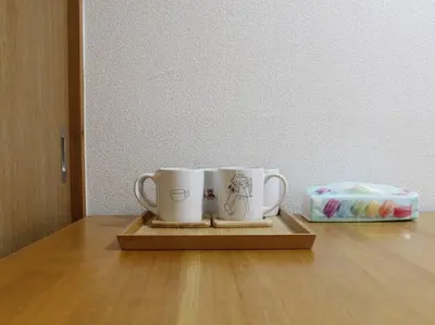 two coffee mugs sitting on a wooden tray on a table at \u7834\u68c4\u30ea\u30b9\u30c6\u30a3\u30f3\u30b0 in Tokyo