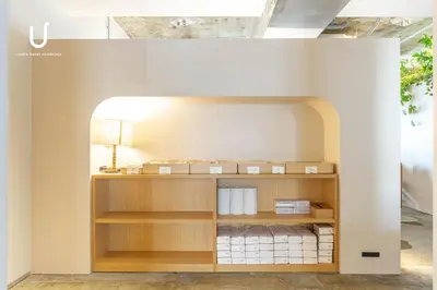 a room with a shelf with towels at Hotel Residence Ohashi Kaikan Tokyo Shibuya in Tokyo