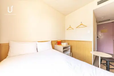 a small room with a bed and a table at Hotel Residence Ohashi Kaikan Tokyo Shibuya in Tokyo