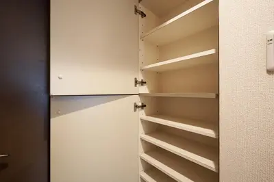 a closet with white shelves and a door at \u30ac\u30fc\u30c7\u30f3\u5927\u585a in Tokyo
