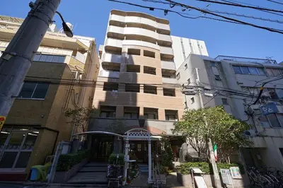 a tall building in front of a building at \u30ac\u30fc\u30c7\u30f3\u5927\u585a in Tokyo