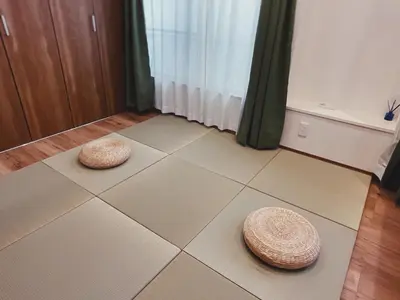 two straw hats sitting on the floor of a room at KUMOMA - Vacation STAY 92923v in Tokyo
