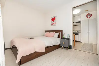 a bedroom with a large bed and a mirror at \u65b0\u5bbf\u5340\u65b0\u5927\u4e45\u4fdd\u7ad9\u5f92\u6b653\u5206\u9418\u9ad8\u7d1a\u516c\u5bd3\u7dca\u9130\u97d3\u570b\u5ee3\u5834 in Tokyo