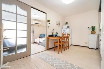 a kitchen and dining room with a table and a refrigerator at \u65b0\u5bbf\u5340\u65b0\u5927\u4e45\u4fdd\u7ad9\u5f92\u6b653\u5206\u9418\u9ad8\u7d1a\u516c\u5bd3\u7dca\u9130\u97d3\u570b\u5ee3\u5834 in Tokyo
