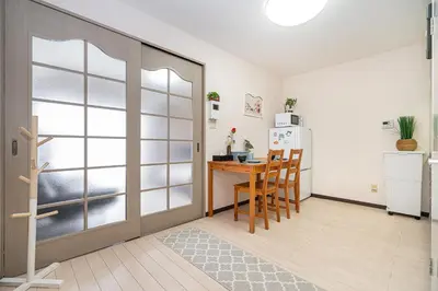 a kitchen with a table and a refrigerator at \u65b0\u5bbf\u5340\u65b0\u5927\u4e45\u4fdd\u7ad9\u5f92\u6b653\u5206\u9418\u9ad8\u7d1a\u516c\u5bd3\u7dca\u9130\u97d3\u570b\u5ee3\u5834 in Tokyo