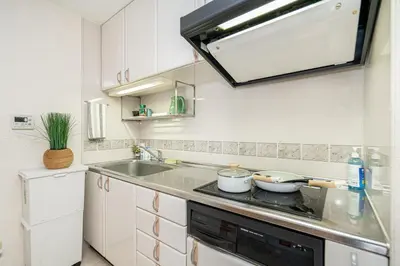 a kitchen with a sink and a counter top at \u65b0\u5bbf\u5340\u65b0\u5927\u4e45\u4fdd\u7ad9\u5f92\u6b653\u5206\u9418\u9ad8\u7d1a\u516c\u5bd3\u7dca\u9130\u97d3\u570b\u5ee3\u5834 in Tokyo
