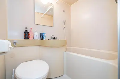 a white bathroom with a toilet and a sink at \u65b0\u5bbf\u5340\u65b0\u5927\u4e45\u4fdd\u7ad9\u5f92\u6b653\u5206\u9418\u9ad8\u7d1a\u516c\u5bd3\u7dca\u9130\u97d3\u570b\u5ee3\u5834 in Tokyo