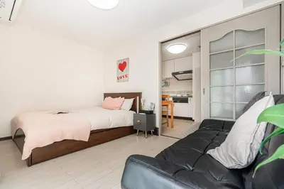 a bedroom with a bed and a couch at \u65b0\u5bbf\u5340\u65b0\u5927\u4e45\u4fdd\u7ad9\u5f92\u6b653\u5206\u9418\u9ad8\u7d1a\u516c\u5bd3\u7dca\u9130\u97d3\u570b\u5ee3\u5834 in Tokyo