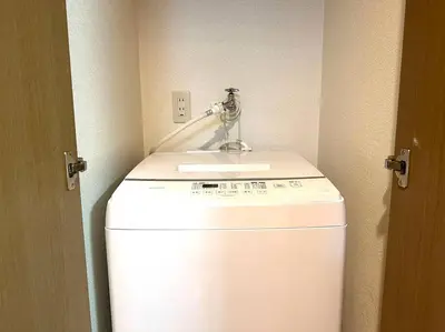 a washing machine in a small room with a door at K Shinjuku area-MAX 4p-\u65b0\u5bbf\u4e2d\u5fc3\u5730\u57df-\u6b65\u884c\u53ef\u5230\u65b0\u5bbf\u5927\u4e45\u4fdd\u6b4c\u821e\u4f0e\u753a-\u53ef\u4f4f4\u4eba in Tokyo