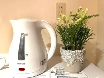 a white blender and a vase with flowers on a counter at K Shinjuku area-MAX 4p-\u65b0\u5bbf\u4e2d\u5fc3\u5730\u57df-\u6b65\u884c\u53ef\u5230\u65b0\u5bbf\u5927\u4e45\u4fdd\u6b4c\u821e\u4f0e\u753a-\u53ef\u4f4f4\u4eba in Tokyo