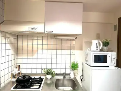 a kitchen with a sink and a microwave at K Shinjuku area-MAX 4p-\u65b0\u5bbf\u4e2d\u5fc3\u5730\u57df-\u6b65\u884c\u53ef\u5230\u65b0\u5bbf\u5927\u4e45\u4fdd\u6b4c\u821e\u4f0e\u753a-\u53ef\u4f4f4\u4eba in Tokyo