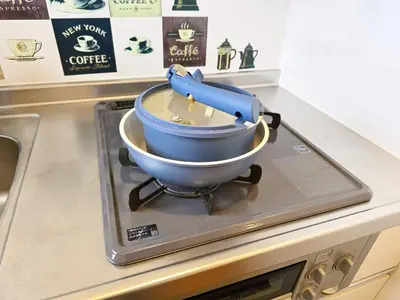 a blue pot on a stove top with a mortar at shinookubo A room in Tokyo