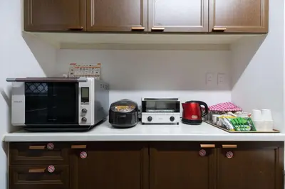 a kitchen counter with a microwave and a toaster oven at \u677e\u5cf6\u96c5\u5c45 in Tokyo