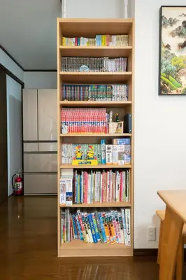 a book shelf filled with books in a room at \u677e\u5cf6\u96c5\u5c45 in Tokyo
