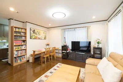 a living room with a couch and a tv and a table at \u677e\u5cf6\u96c5\u5c45 in Tokyo
