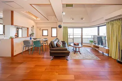 a living room with a couch and a table at \u53f0\u6771\u533a\u5e83\u3005\u5439\u304d\u629c\u3051\u30ea\u30d3\u30f3\u30b0\u306e\u30e1\u30be\u30cd\u30c3\u30c8\u30bf\u30a4\u30d7\u306e\u304a\u5bb6 in Tokyo