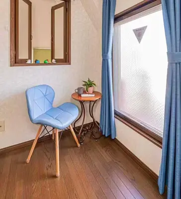 a room with a chair and a table and a window at \u53f0\u6771\u533a\u5e83\u3005\u5439\u304d\u629c\u3051\u30ea\u30d3\u30f3\u30b0\u306e\u30e1\u30be\u30cd\u30c3\u30c8\u30bf\u30a4\u30d7\u306e\u304a\u5bb6 in Tokyo