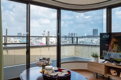 a room with a table and a large window at \u53f0\u6771\u533a\u5e83\u3005\u5439\u304d\u629c\u3051\u30ea\u30d3\u30f3\u30b0\u306e\u30e1\u30be\u30cd\u30c3\u30c8\u30bf\u30a4\u30d7\u306e\u304a\u5bb6 in Tokyo
