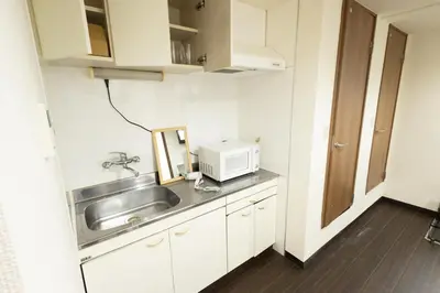 a small kitchen with a sink and a microwave at 3\u30d9\u30c3\u30c9\u30eb\u30fc\u30e0\u3068\u30ea\u30d3\u30f3\u30b0 4\u90e8\u5c4b\u5168\u3066\u500b\u5ba4 \u6df7\u307e\u306a\u30442\u3064\u306e\u30b7\u30e3\u30ef\u30fc\u30eb\u30fc\u30e0\u3068\u30c8\u30a4\u30ec \u6771\u65b0\u5bbf\u99c52\u52068\u540d in Tokyo