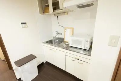 a small kitchen with a sink and a microwave at 3\u30d9\u30c3\u30c9\u30eb\u30fc\u30e0\u3068\u30ea\u30d3\u30f3\u30b0 4\u90e8\u5c4b\u5168\u3066\u500b\u5ba4 \u6df7\u307e\u306a\u30442\u3064\u306e\u30b7\u30e3\u30ef\u30fc\u30eb\u30fc\u30e0\u3068\u30c8\u30a4\u30ec \u6771\u65b0\u5bbf\u99c52\u52068\u540d in Tokyo