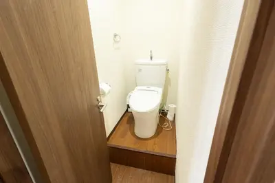 a bathroom with a toilet in a small room at 3\u30d9\u30c3\u30c9\u30eb\u30fc\u30e0\u3068\u30ea\u30d3\u30f3\u30b0 4\u90e8\u5c4b\u5168\u3066\u500b\u5ba4 \u6df7\u307e\u306a\u30442\u3064\u306e\u30b7\u30e3\u30ef\u30fc\u30eb\u30fc\u30e0\u3068\u30c8\u30a4\u30ec \u6771\u65b0\u5bbf\u99c52\u52068\u540d in Tokyo