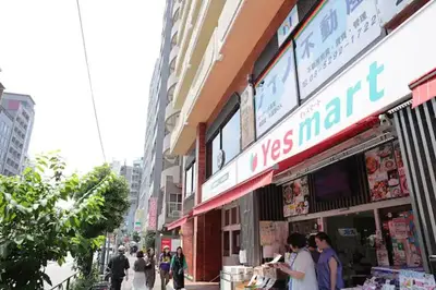 a group of people walking in front of a store at 3\u30d9\u30c3\u30c9\u30eb\u30fc\u30e0\u3068\u30ea\u30d3\u30f3\u30b0 4\u90e8\u5c4b\u5168\u3066\u500b\u5ba4 \u6df7\u307e\u306a\u30442\u3064\u306e\u30b7\u30e3\u30ef\u30fc\u30eb\u30fc\u30e0\u3068\u30c8\u30a4\u30ec \u6771\u65b0\u5bbf\u99c52\u52068\u540d in Tokyo