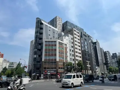 a large building with cars on a city street at 3\u30d9\u30c3\u30c9\u30eb\u30fc\u30e0\u3068\u30ea\u30d3\u30f3\u30b0 4\u90e8\u5c4b\u5168\u3066\u500b\u5ba4 \u6df7\u307e\u306a\u30442\u3064\u306e\u30b7\u30e3\u30ef\u30fc\u30eb\u30fc\u30e0\u3068\u30c8\u30a4\u30ec \u6771\u65b0\u5bbf\u99c52\u52068\u540d in Tokyo