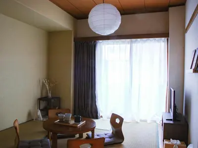 a living room with a table and a large window at \u30b5\u30f3\u30e2\u30fc\u30eb\u30af\u30ec\u30b9\u30c8202 in Tokyo