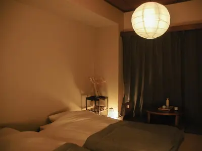 a bedroom with a bed and a chandelier at \u30b5\u30f3\u30e2\u30fc\u30eb\u30af\u30ec\u30b9\u30c8202 in Tokyo