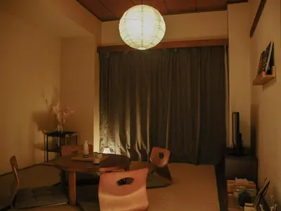 a living room with a table and a large window at \u30b5\u30f3\u30e2\u30fc\u30eb\u30af\u30ec\u30b9\u30c8202 in Tokyo