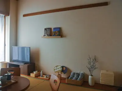 a living room with a tv and a table at \u30b5\u30f3\u30e2\u30fc\u30eb\u30af\u30ec\u30b9\u30c8202 in Tokyo