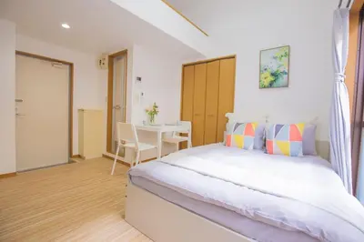 a bedroom with a large bed and a table at \u9591\u9759\u306a\u4f4f\u5b85\u8857_\u6696\u304b\u304f\u5c45\u5fc3\u5730\u306e\u826f\u3044\u30c7\u30b6\u30a4\u30f3 YoY-6 in Tokyo