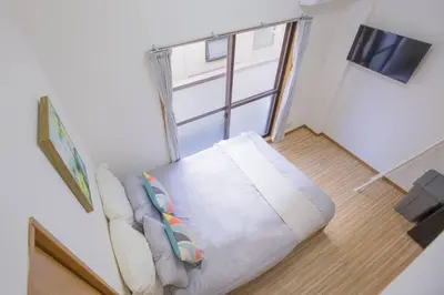 a large white bed in a room with a window at \u9591\u9759\u306a\u4f4f\u5b85\u8857_\u6696\u304b\u304f\u5c45\u5fc3\u5730\u306e\u826f\u3044\u30c7\u30b6\u30a4\u30f3 YoY-6 in Tokyo