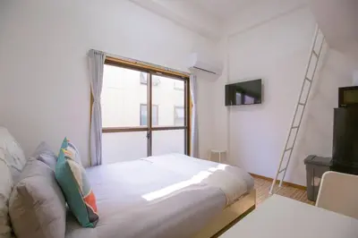 a bedroom with a bed and a large window at \u9591\u9759\u306a\u4f4f\u5b85\u8857_\u6696\u304b\u304f\u5c45\u5fc3\u5730\u306e\u826f\u3044\u30c7\u30b6\u30a4\u30f3 YoY-6 in Tokyo