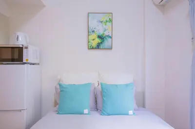 a bed with two blue pillows in a room at \u9591\u9759\u306a\u4f4f\u5b85\u8857_\u6696\u304b\u304f\u5c45\u5fc3\u5730\u306e\u826f\u3044\u30c7\u30b6\u30a4\u30f3 YoW-4 in Tokyo