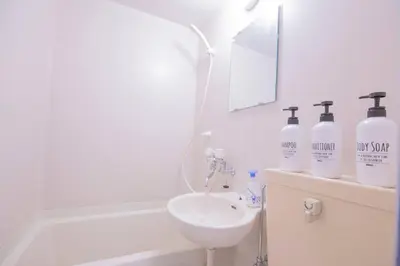 a bathroom with a sink and a toilet and a mirror at \u9591\u9759\u306a\u4f4f\u5b85\u8857_\u6696\u304b\u304f\u5c45\u5fc3\u5730\u306e\u826f\u3044\u30c7\u30b6\u30a4\u30f3 YoW-4 in Tokyo