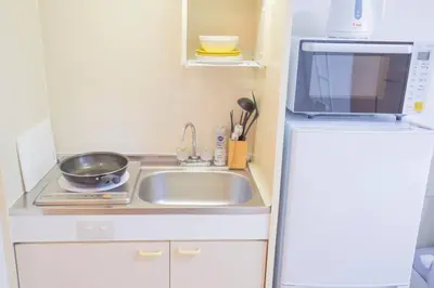 a small kitchen with a sink and a microwave at \u9591\u9759\u306a\u4f4f\u5b85\u8857_\u6696\u304b\u304f\u5c45\u5fc3\u5730\u306e\u826f\u3044\u30c7\u30b6\u30a4\u30f3 YoW-4 in Tokyo