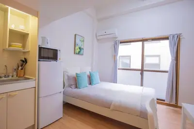 a small bedroom with a bed and a window at \u9591\u9759\u306a\u4f4f\u5b85\u8857_\u6696\u304b\u304f\u5c45\u5fc3\u5730\u306e\u826f\u3044\u30c7\u30b6\u30a4\u30f3 YoW-4 in Tokyo