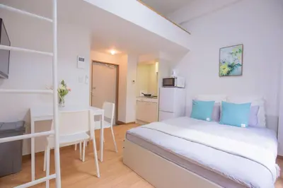a bedroom with a bed and a desk and a kitchen at \u9591\u9759\u306a\u4f4f\u5b85\u8857_\u6696\u304b\u304f\u5c45\u5fc3\u5730\u306e\u826f\u3044\u30c7\u30b6\u30a4\u30f3 EoE-2 in Tokyo